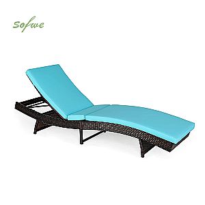 Tumbona de ratán para tomar el sol en la playa